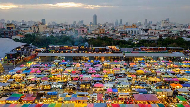 夜市训练二手市场，在拉查达比塞克百货商店后面。视频素材