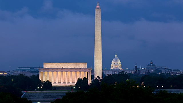 华盛顿纪念碑、林肯纪念堂和美国国会大厦的夜景/美国华盛顿特区视频素材