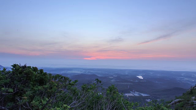 从Seoraksan山(联合国教科文组织世界遗产，它是韩国最重要的山之一)看东海的日落视频素材