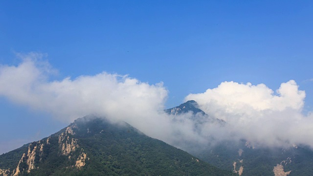 在Seoraksan山(联合国教科文组织世界遗产，它是韩国最重要的山之一)看到的海云视频素材