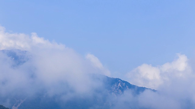 在Seoraksan山(联合国教科文组织世界遗产，它是韩国最重要的山之一)看到的海云视频素材