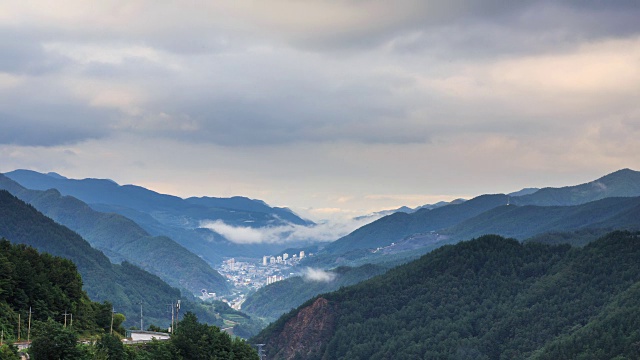 韩白山(韩国最受欢迎的徒步旅行之一)之间的村庄视频素材