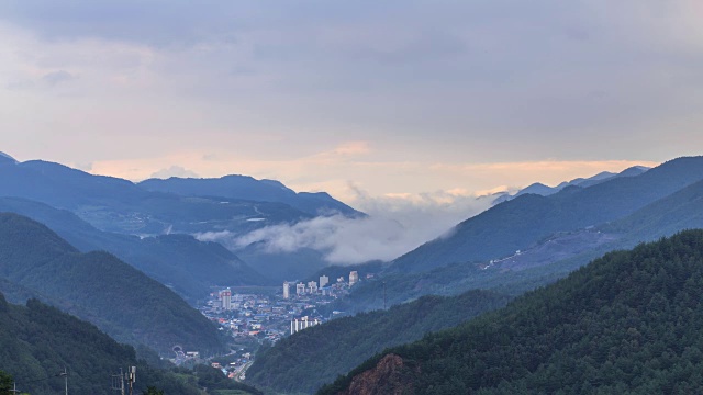 韩白山(韩国最受欢迎的徒步旅行之一)之间的村庄视频素材