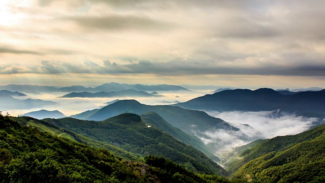 韩白山云海(韩国最受欢迎的徒步旅行之一)视频素材