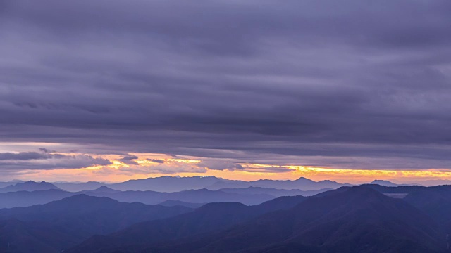 加平枪山顶的日出景色视频素材