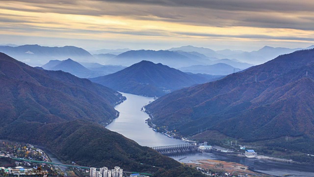 日落时北韩江和清平大坝的鸟瞰图(韩国著名景点)视频素材