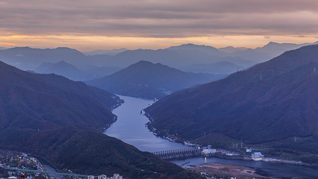 日落时北韩江和清平大坝的鸟瞰图(韩国著名景点)视频素材