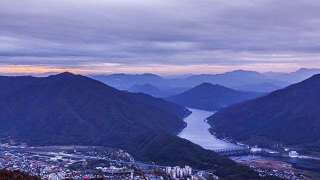 日落时北韩江和清平大坝的鸟瞰图(韩国著名景点)视频素材