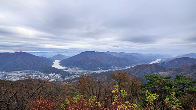 日落时北韩江和清平大坝的鸟瞰图(韩国著名景点)视频素材