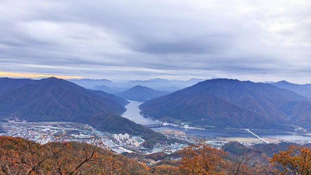 日落时北韩江和清平大坝的鸟瞰图(韩国著名景点)视频素材