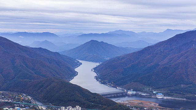 日落时北韩江和清平大坝的鸟瞰图(韩国著名景点)视频素材