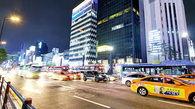 首尔市中心夜间的交通状况。间隔拍摄视频素材