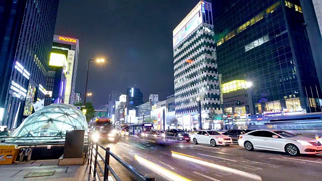 首尔市中心夜间的交通状况。间隔拍摄视频素材