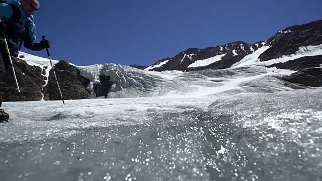 徒步旅行者在冰川上走到山顶视频素材