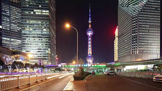 夜景上海标志性建筑，中国，建筑和交通灯小径视频素材