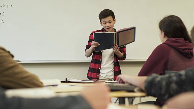 学生在课堂上发言的中景视频素材