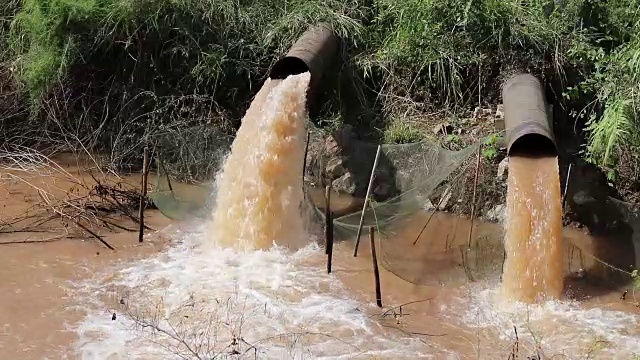 混浊水流出管。视频素材