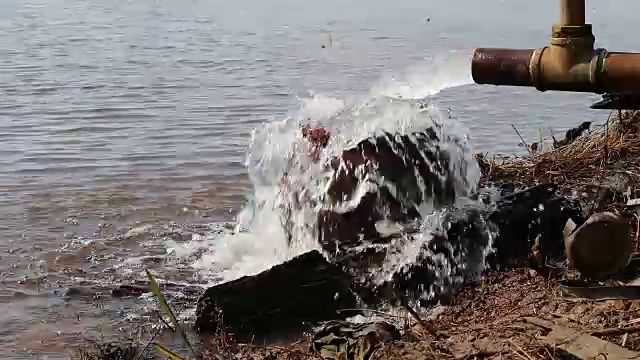 水管道流出。视频素材