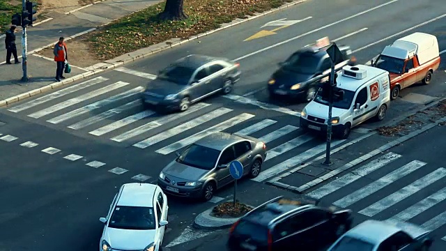 步行街和城市林荫大道交叉口的时间流逝。视频素材