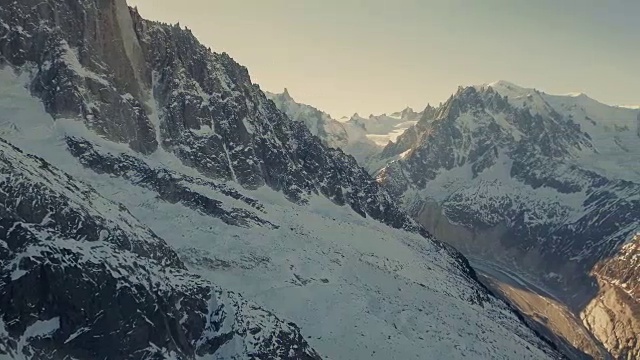 夏蒙尼和勃朗峰地区的无人机视图视频素材