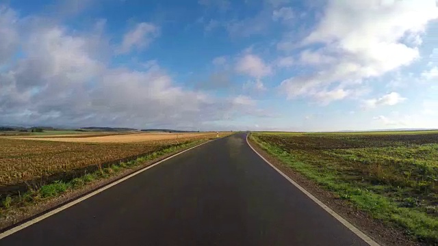 在乡村道路上行驶的汽车视频素材