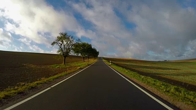 在乡村道路上行驶的汽车视频素材