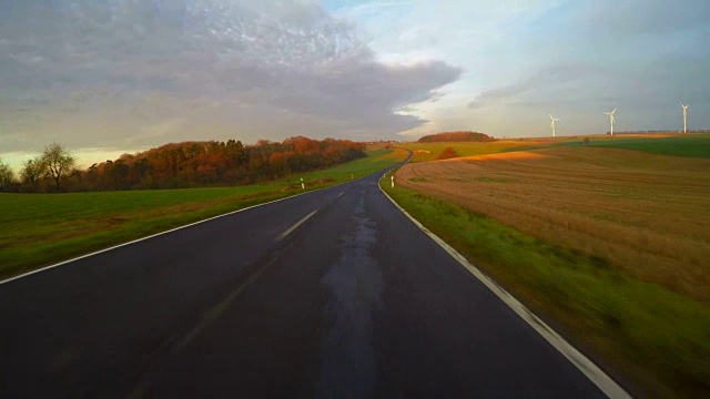 在乡村道路上行驶的汽车视频素材