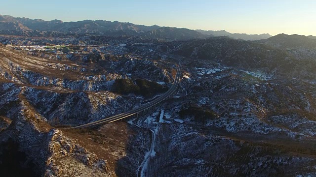 高速公路的鸟瞰图覆盖着雪山，中国北京视频素材