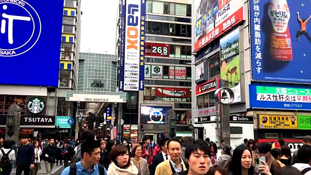 挤在南坝市场的人群中视频素材