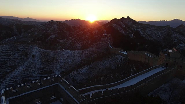 日落时，中国北京的长城被雪覆盖的鸟瞰图视频素材