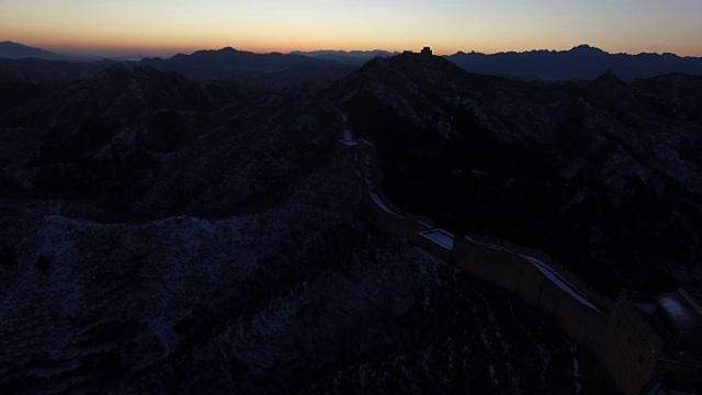 日落时，中国北京的长城被雪覆盖的鸟瞰图视频素材