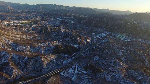 高速公路的鸟瞰图覆盖着雪山，中国北京视频素材