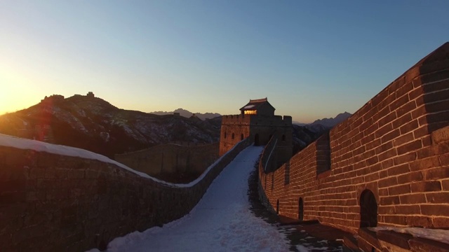 中国北京，白雪覆盖的长城鸟瞰图视频素材