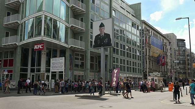 检查点Charlie, Friedrichstraße，柏林，德国视频素材