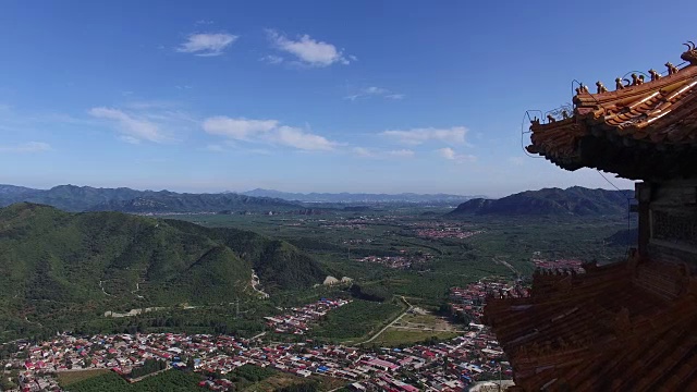 鸟瞰山顶上的陶庙，中国北京视频素材