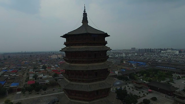 鸟瞰图木制佛塔在寺庙，中国视频下载