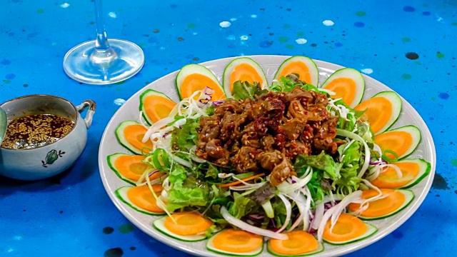 带装饰的Golbaengimuchim(调味海螺)(韩国流行的开胃菜和饮料)视频素材