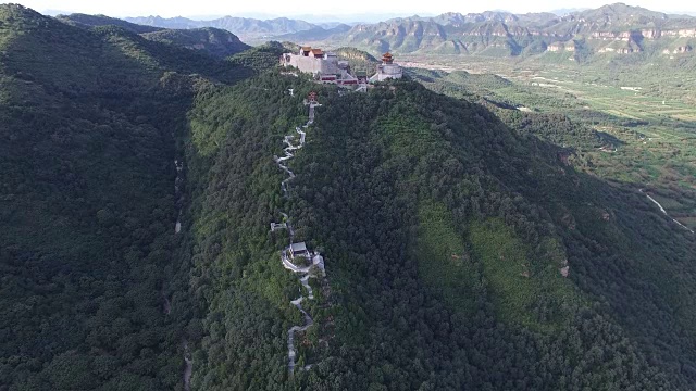 鸟瞰山顶上的陶庙，中国北京视频素材