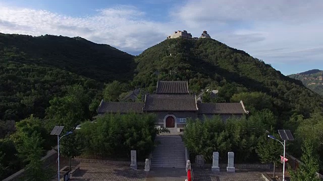 鸟瞰山顶上的陶庙，中国北京视频素材