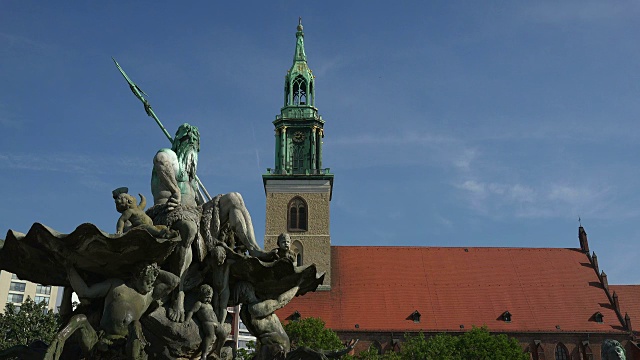 海王星喷泉和Marienkirche，柏林，德国视频素材