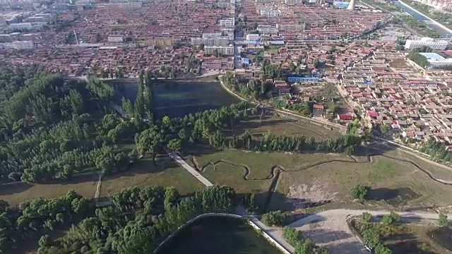 鸟瞰图一个小寺庙周围的小湖视频素材