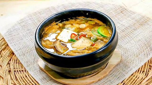 Cheonggukjang(发酵豆汤，又名臭汤)(著名的韩国传统汤)视频素材