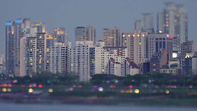 汉城夜景和汉江附近高速公路上的交通视频素材