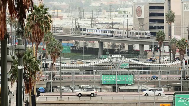 穿过洛杉矶市区的街道和高速公路视频素材