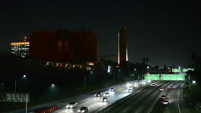 夜晚俯瞰101高速公路的大教堂视频素材