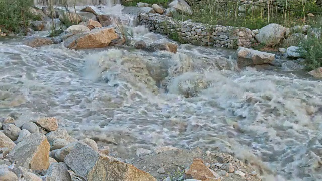 喜马拉雅山的山溪视频素材