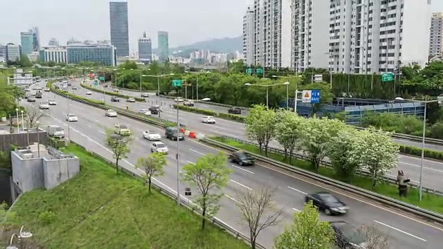 Yeouido地区附近的奥林匹克高速公路上的国民议会大楼和交通状况视频素材