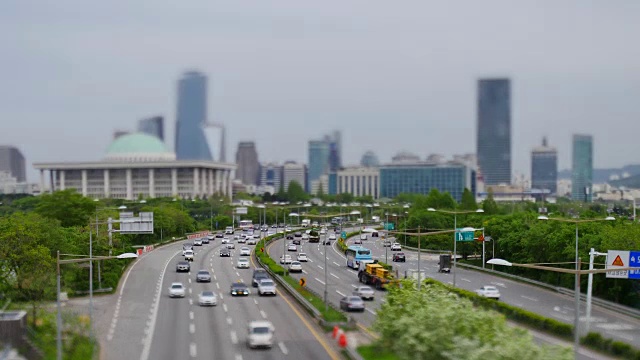 Yeouido地区附近的奥林匹克高速公路上的国民议会大楼和交通状况视频素材