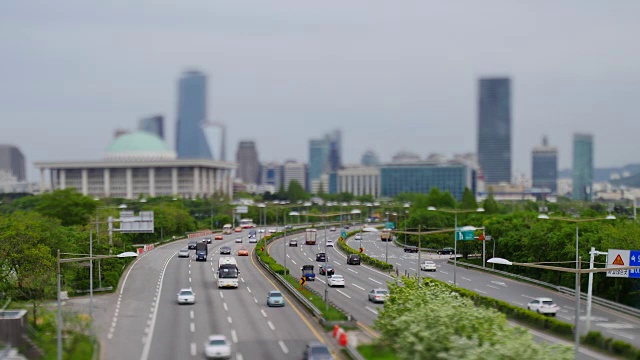 Yeouido地区附近的奥林匹克高速公路上的国民议会大楼和交通状况视频素材