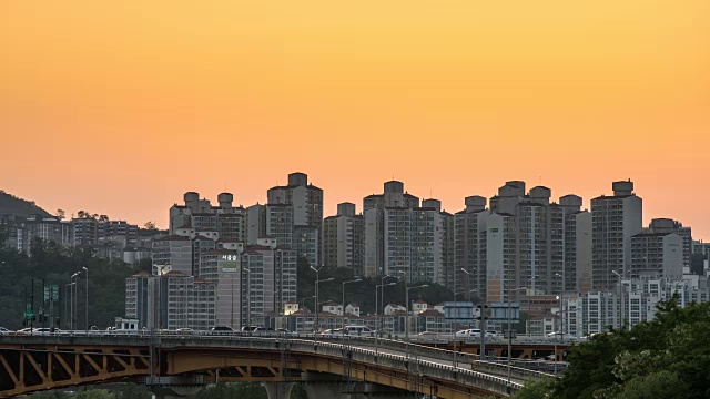 从白天到夜晚的N首尔塔和Seongsudaegyo桥上的交通(N首尔塔是受欢迎的旅游景点)视频素材